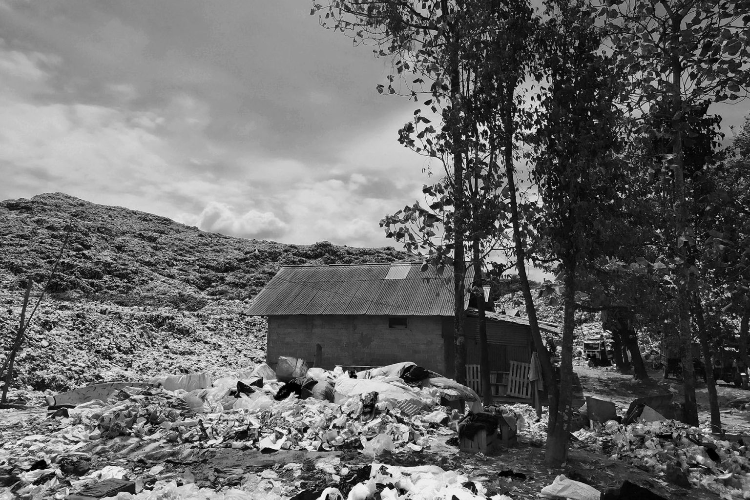 Kisah Pinggiran dari TPPAS Burangkeng: Mandi Air Lindi, Menghirup Bau Hingga Sesak di Paru-Paru