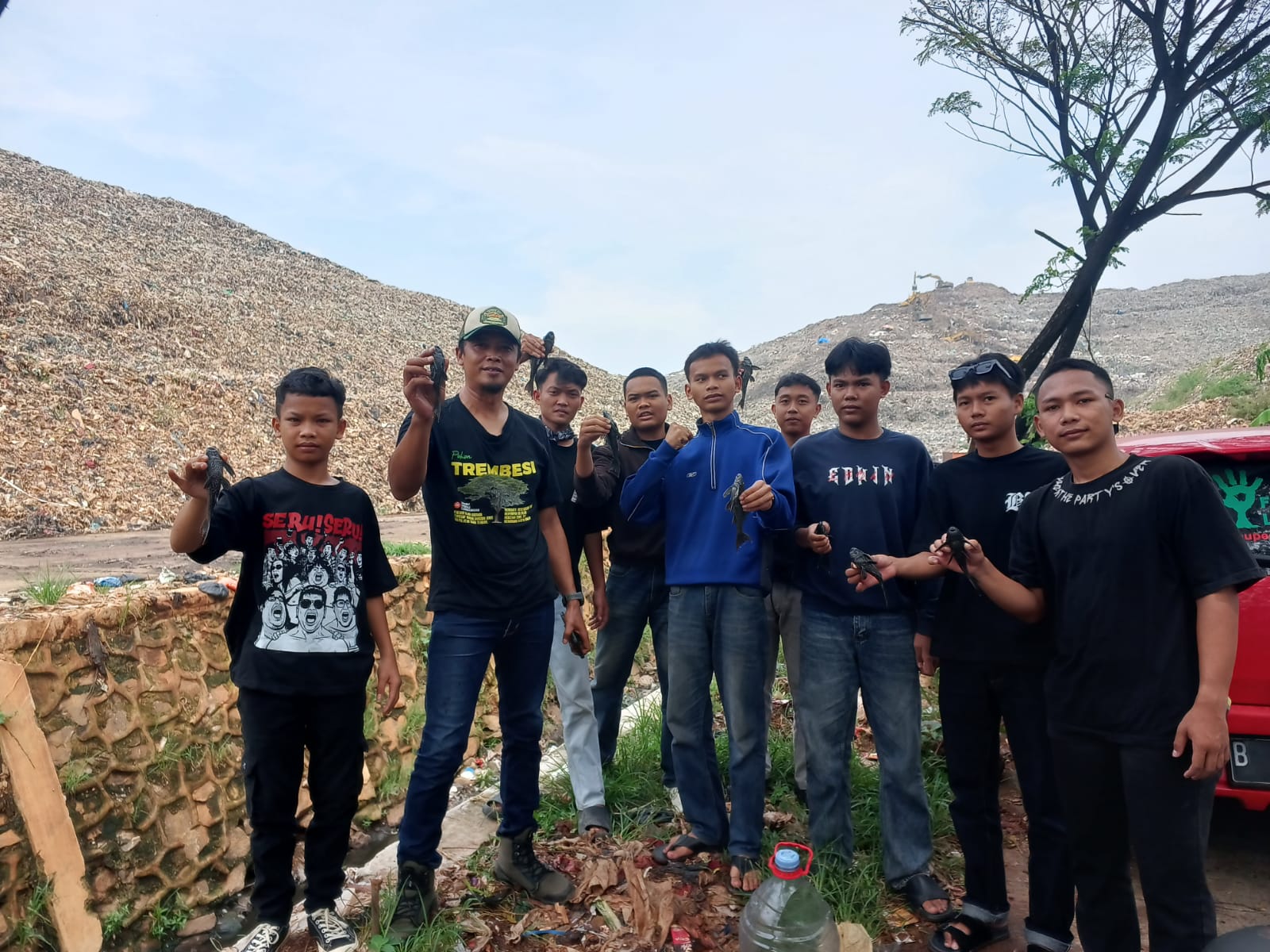 Peringati Hari Keanekaragaman Hayati, Prabu Peduli Lingkungan Lepas Ikan Sapu-sapu di Kali Bantargebang