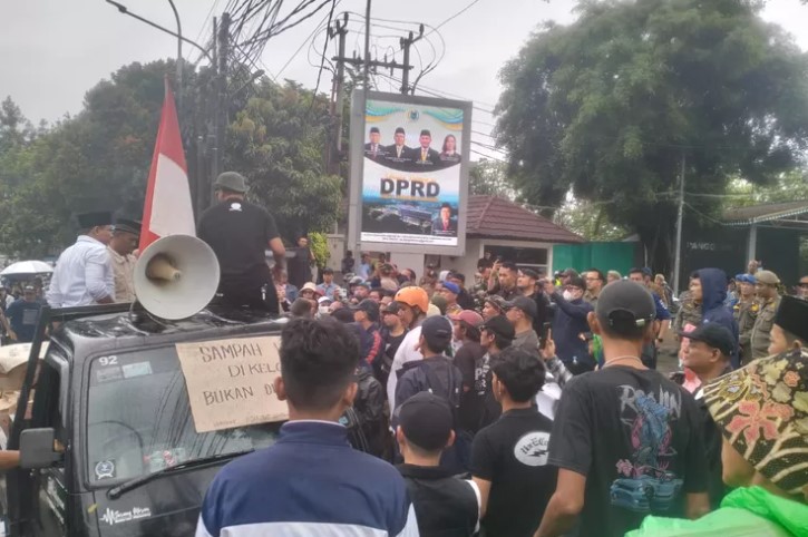Warga Tengerang Selatan Berunjuk Rasa Mendesak Sampah dan Perbaikan Pengelolaan TPA Cipeucang